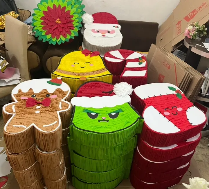 Colección de piñatas navideñas terminadas