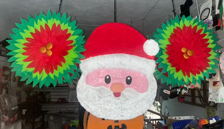 Piñatas navideñas colgadas en el taller