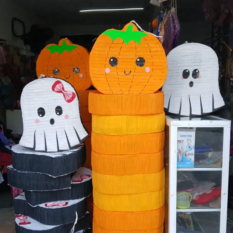 Piñatas de Halloween apiladas: fantasmas y calabazas