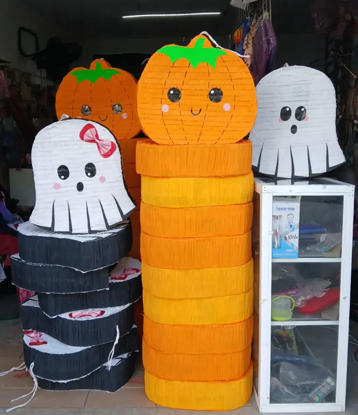 Piñatas de Halloween apiladas: fantasmas y calabazas