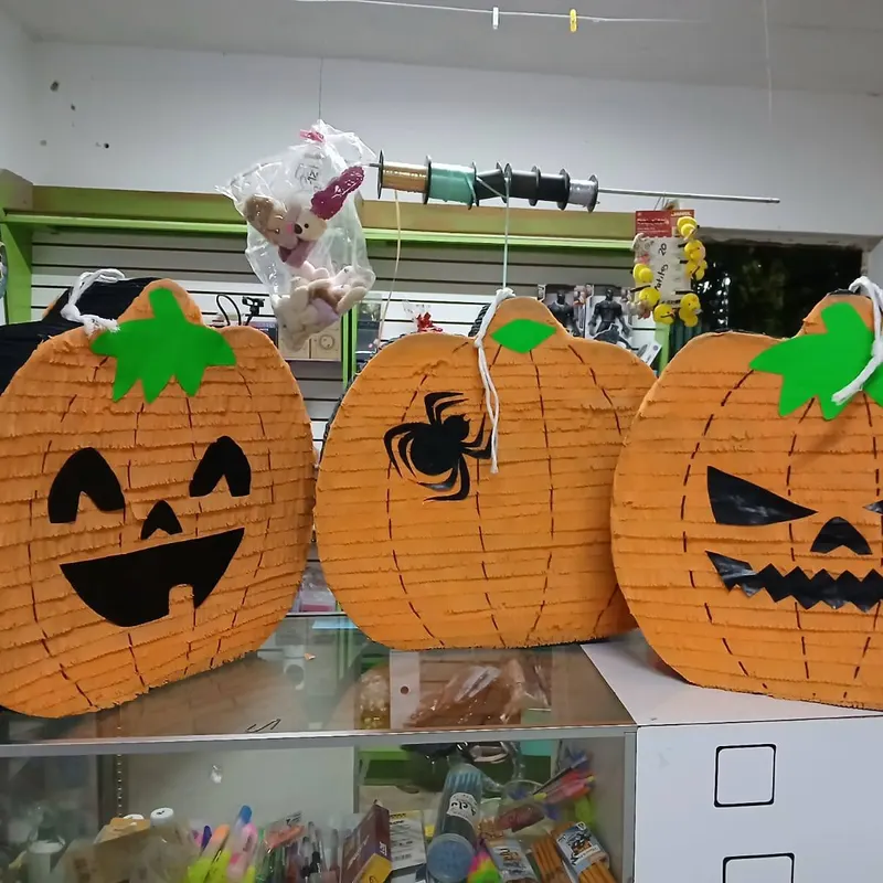 Varias piñatas de calabaza con distintas caras
