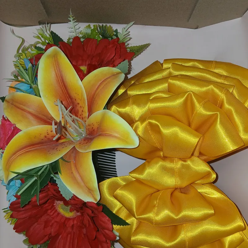 Conjunto de tocado floral y lazo de satín amarillo