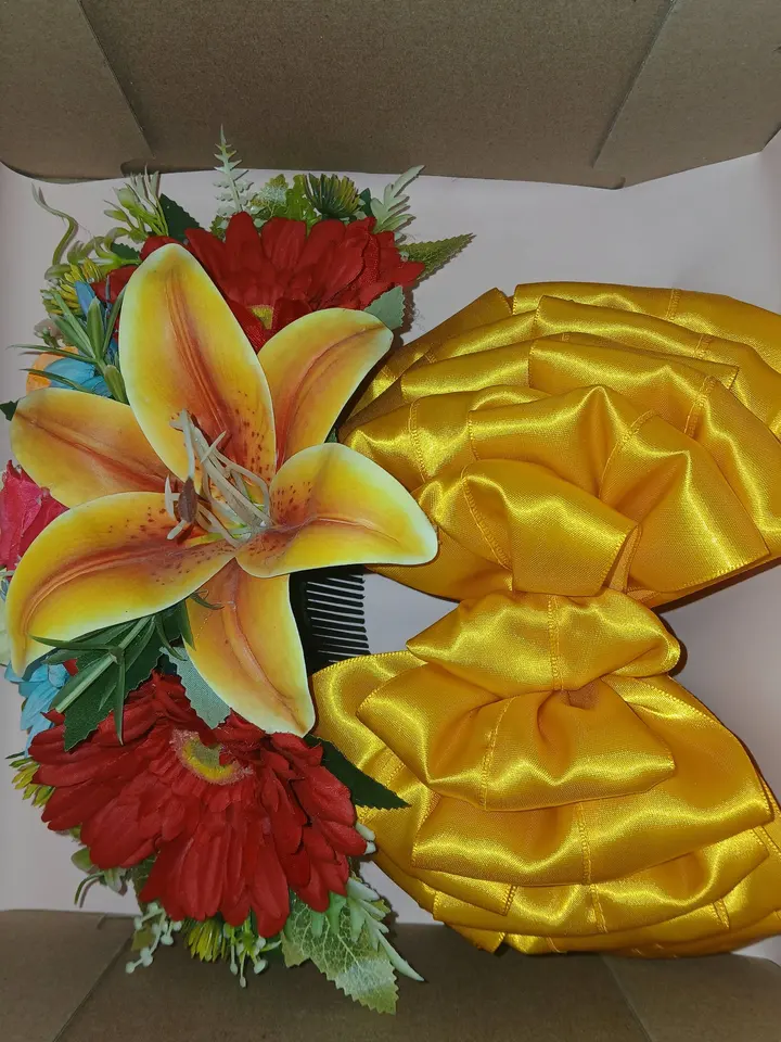 Conjunto de tocado floral y lazo de satín amarillo