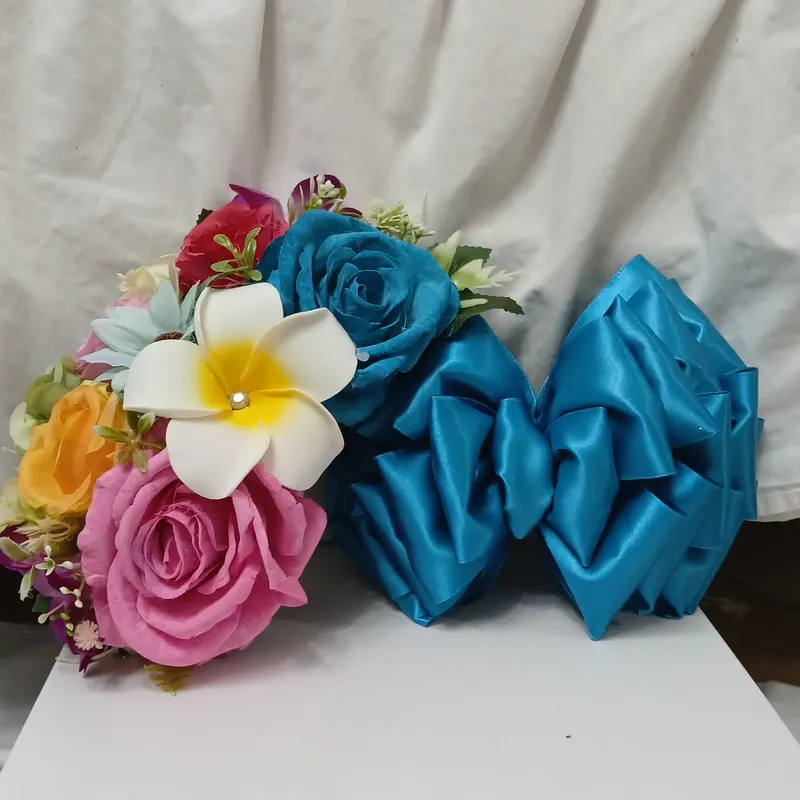 Conjunto de tocado floral y lazo azul de satín