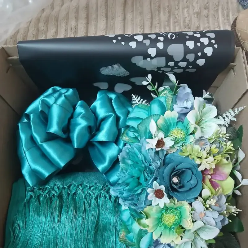 Conjunto de tocado, lazo y rebozo en tonos turquesa