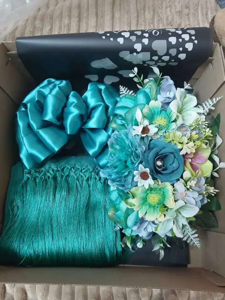 Conjunto de tocado, lazo y rebozo en tonos turquesa