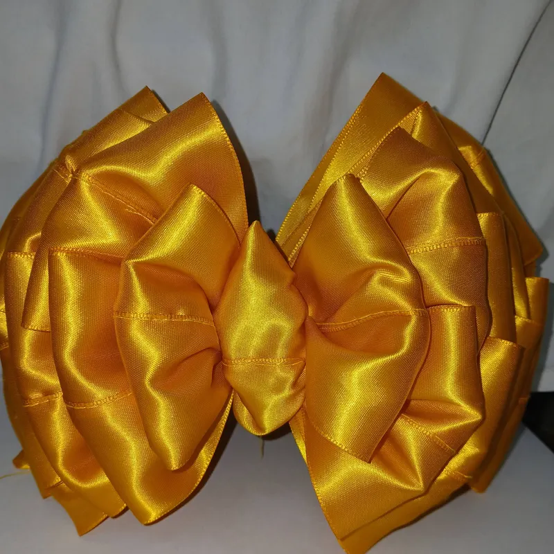 Lazo grande de satín dorado armado a mano