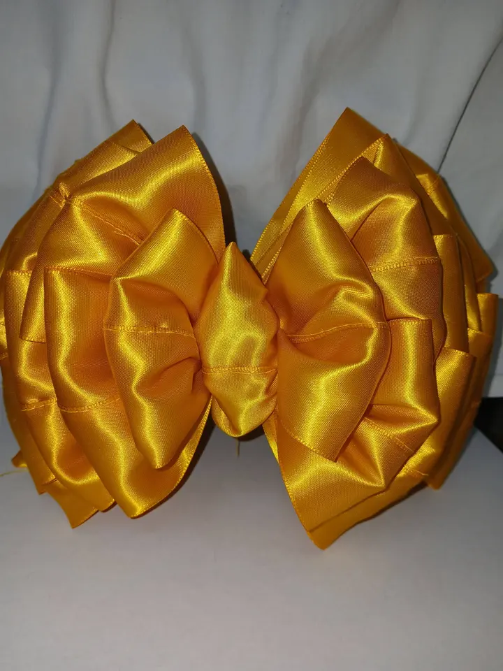 Lazo grande de satín dorado armado a mano
