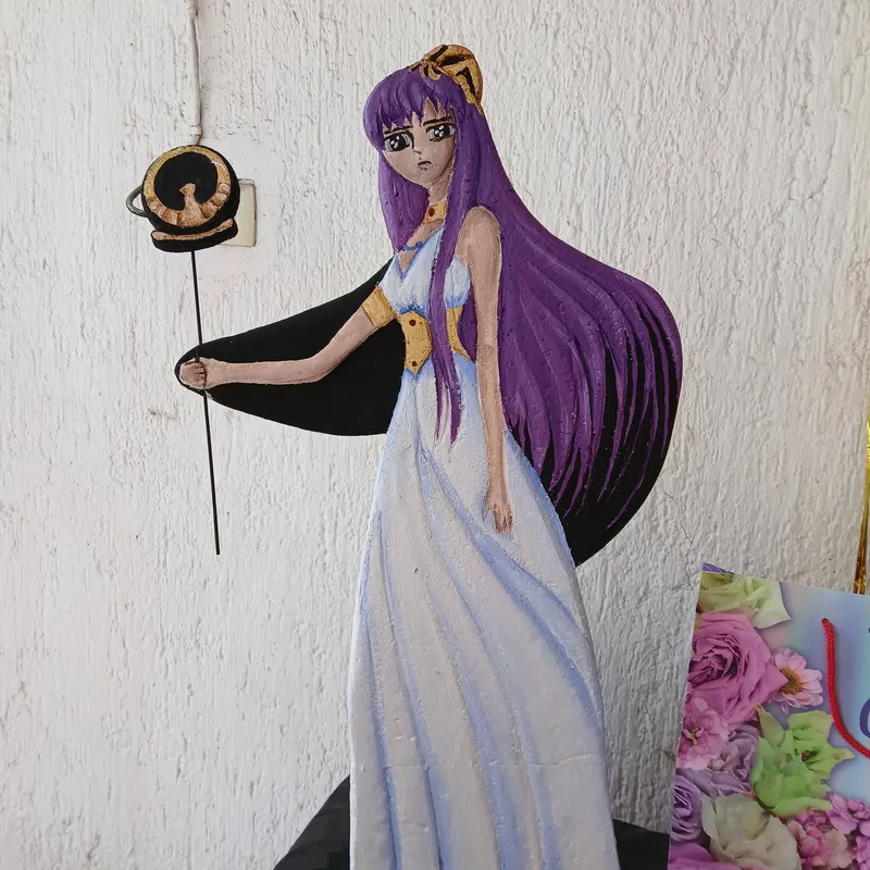 Piñata de Atenea con vestido blanco