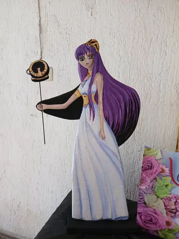 Piñata de Atenea con vestido blanco