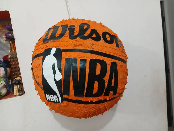 Piñata redonda con forma de balón de básquetbol