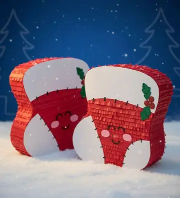 Dos piñatas de bota navideña roja y blanca