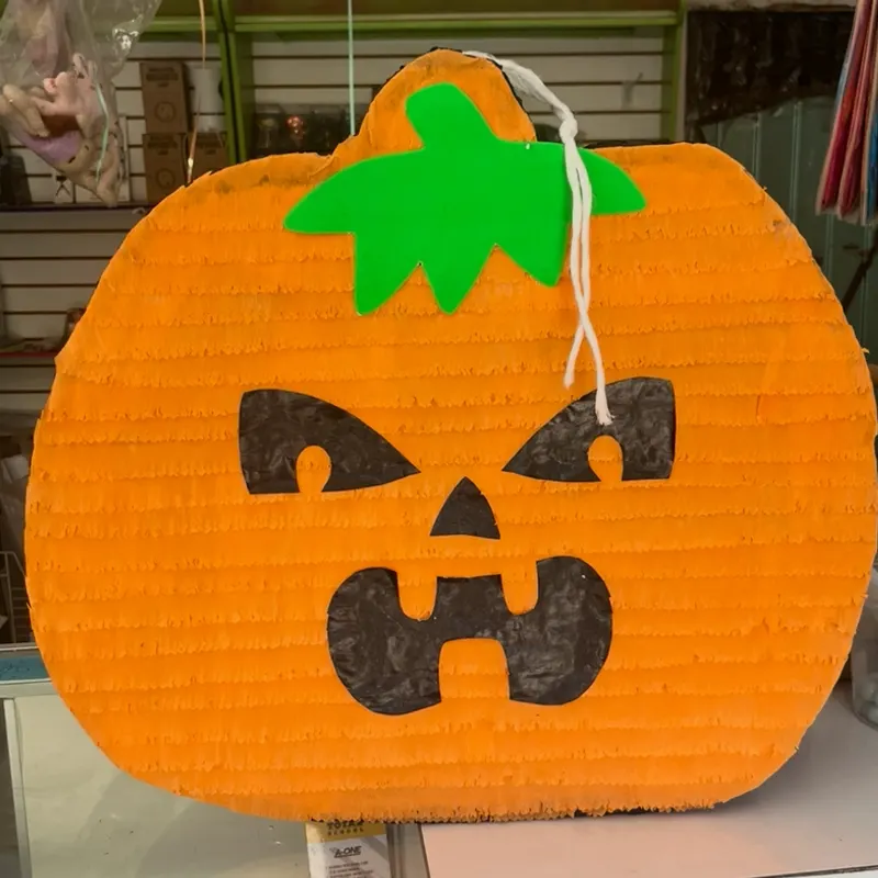 Piñata de calabaza naranja con cara enojada