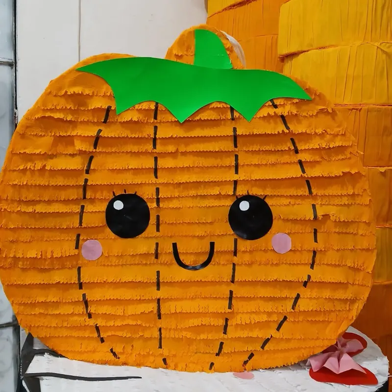 Piñata de calabaza naranja con carita tierna