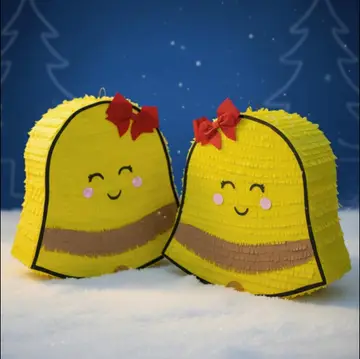 Dos piñatas de campana amarilla con moño rojo