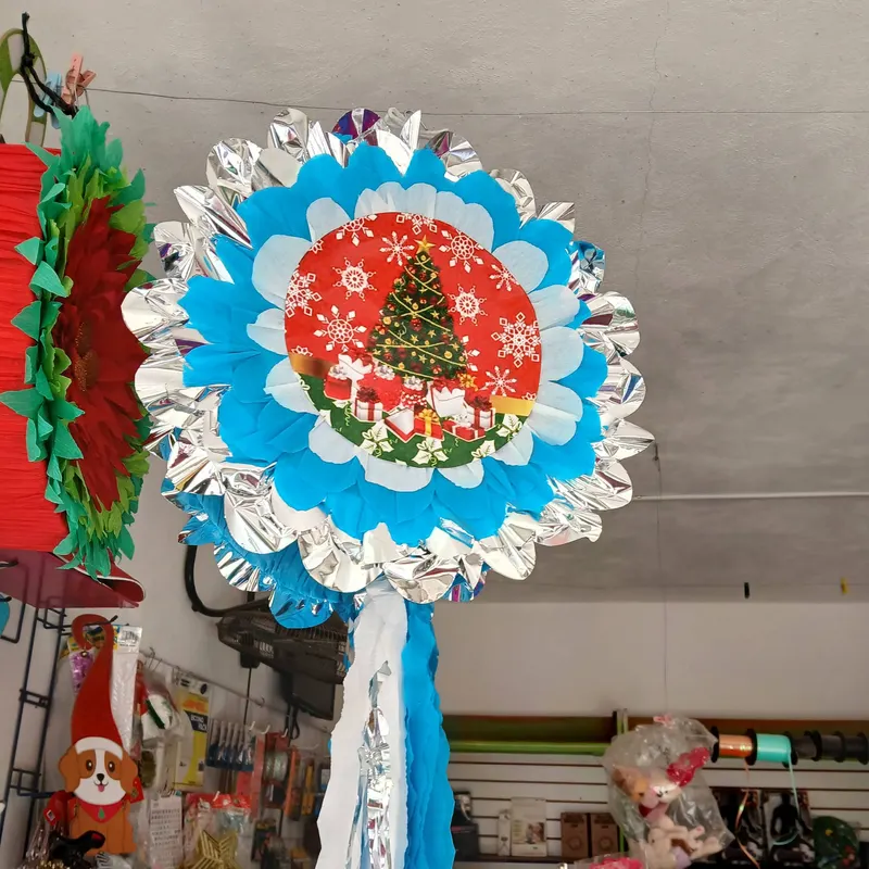 Piñata circular navideña azul y blanca con listones