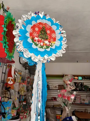 Piñata circular navideña azul y blanca con listones