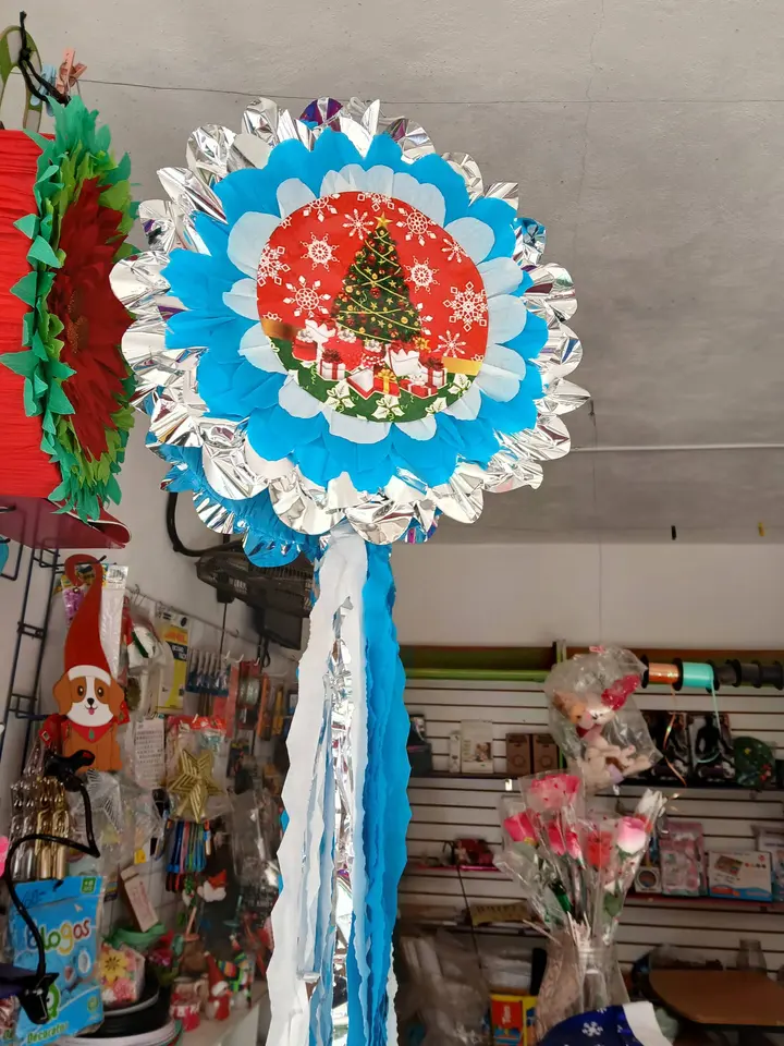 Piñata circular navideña azul y blanca con listones