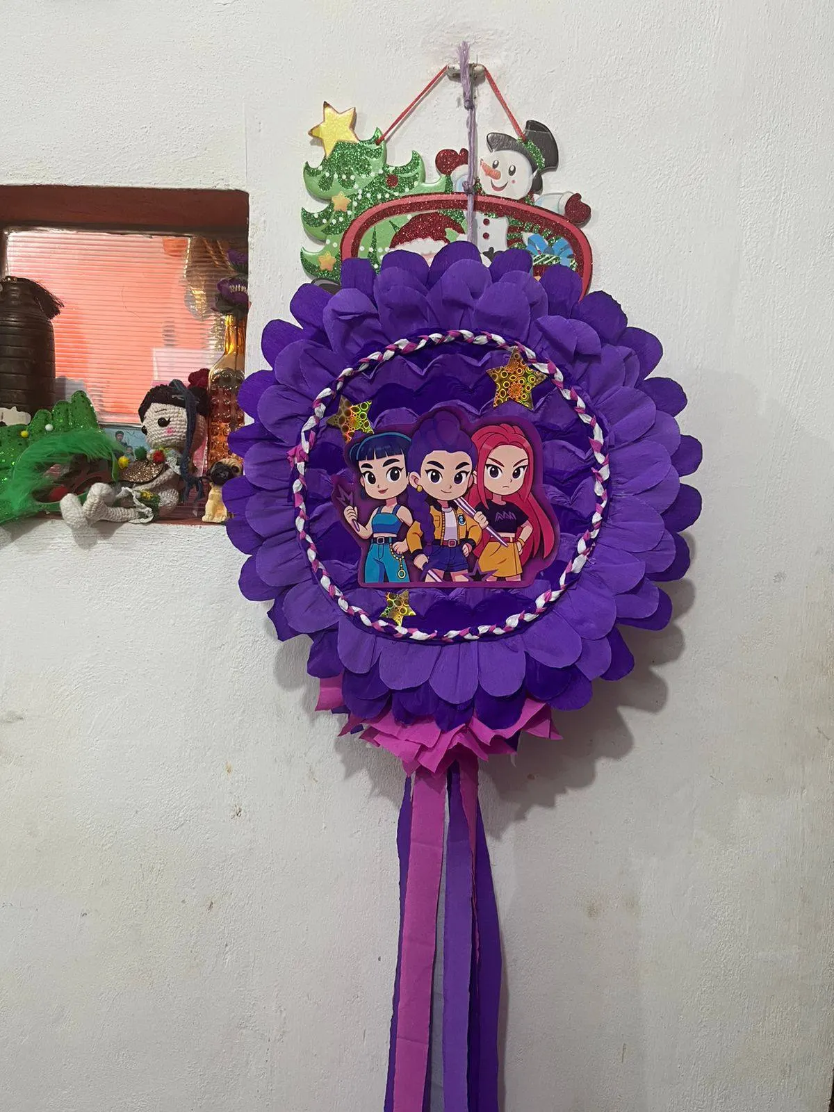 Round character piñata