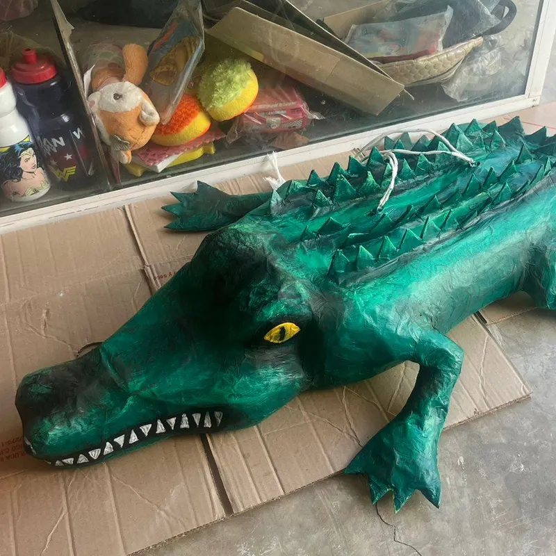 Piñata de cocodrilo verde con acabado realista