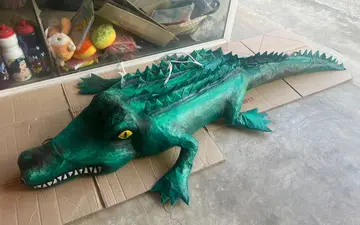 Piñata de cocodrilo verde con acabado realista