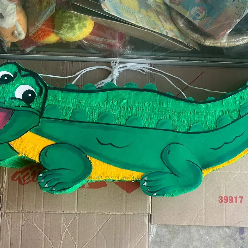 Piñata de cocodrilo verde estilo caricatura