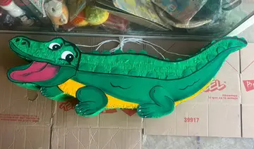 Piñata de cocodrilo verde estilo caricatura
