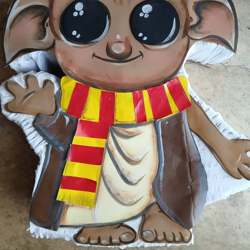 Piñata de Dobby con bufanda de rayas