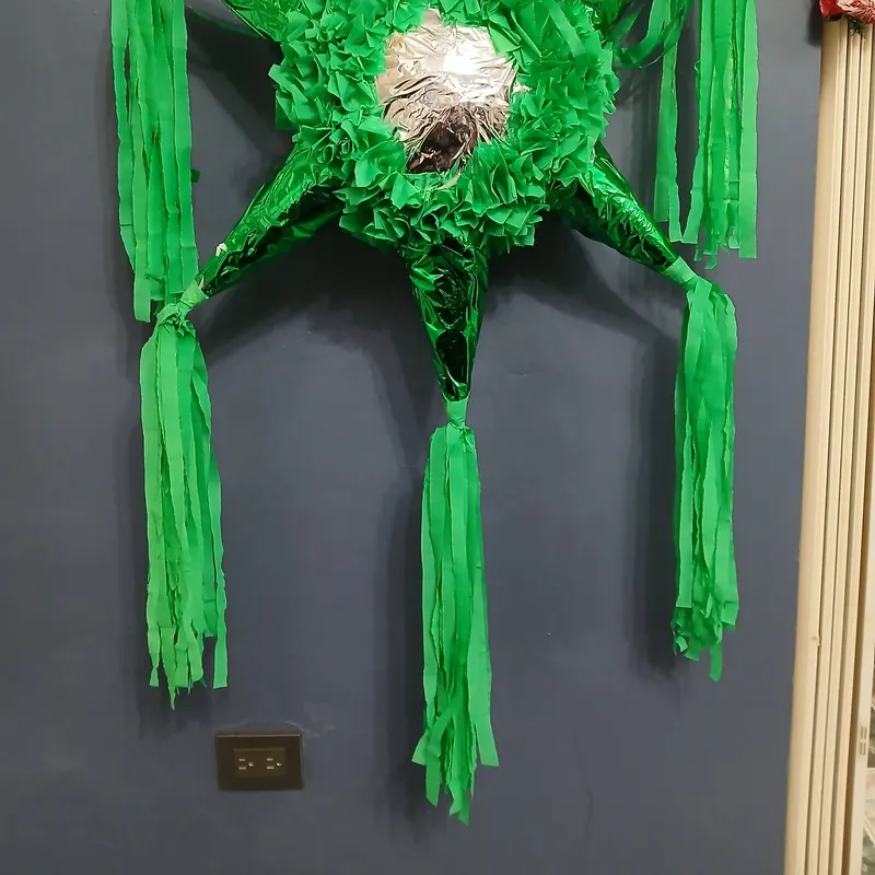 Piñata de estrella verde con picos de fleco