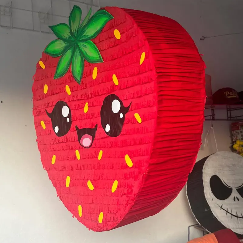 Piñata de fresa roja con carita sonriente