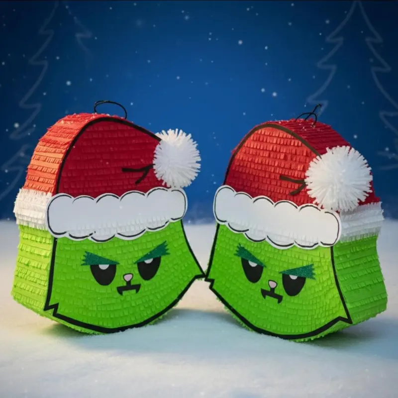 Dos piñatas del Grinch con gorro navideño