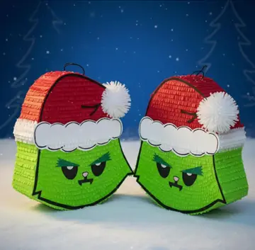 Dos piñatas del Grinch con gorro navideño