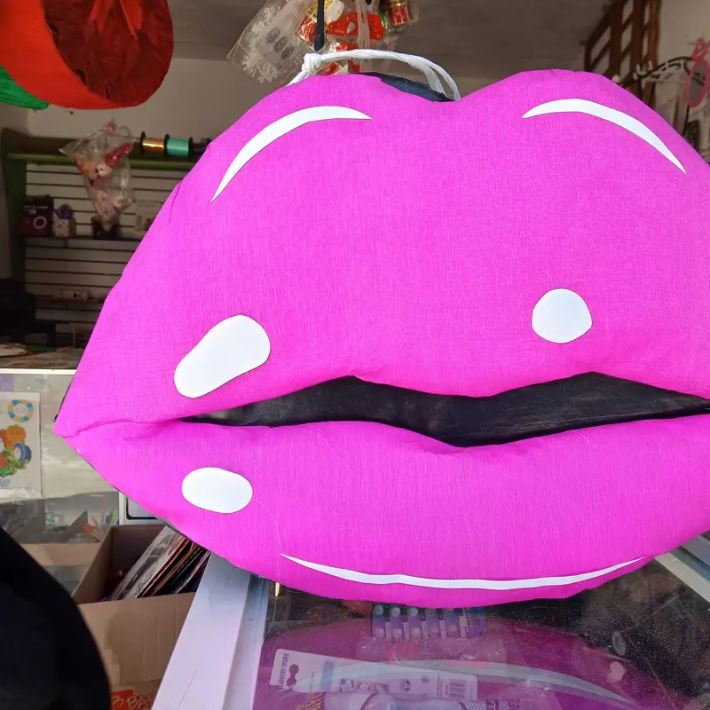 Piñata de labios rosas