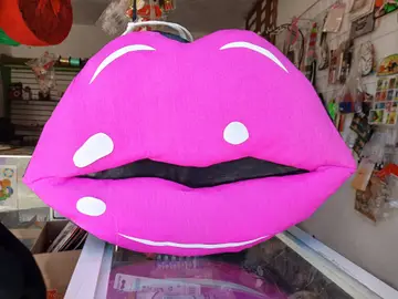 Piñata de labios rosas