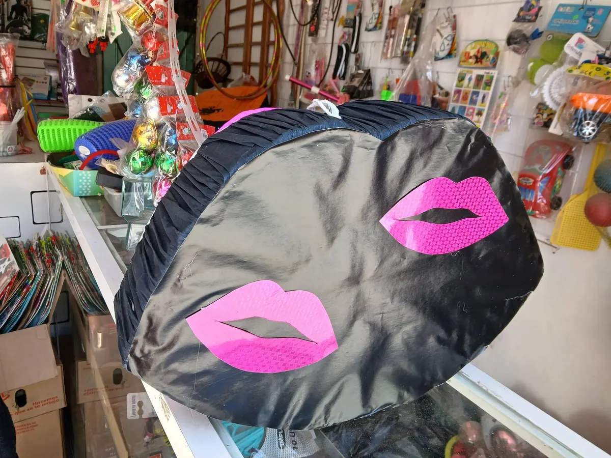 Lips piñata
