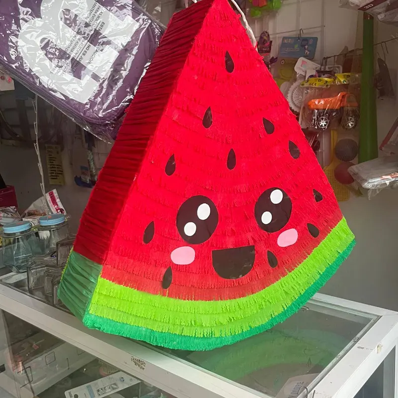 Piñata de rebanada de sandía con carita
