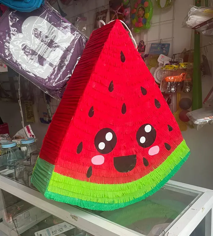 Piñata de rebanada de sandía con carita
