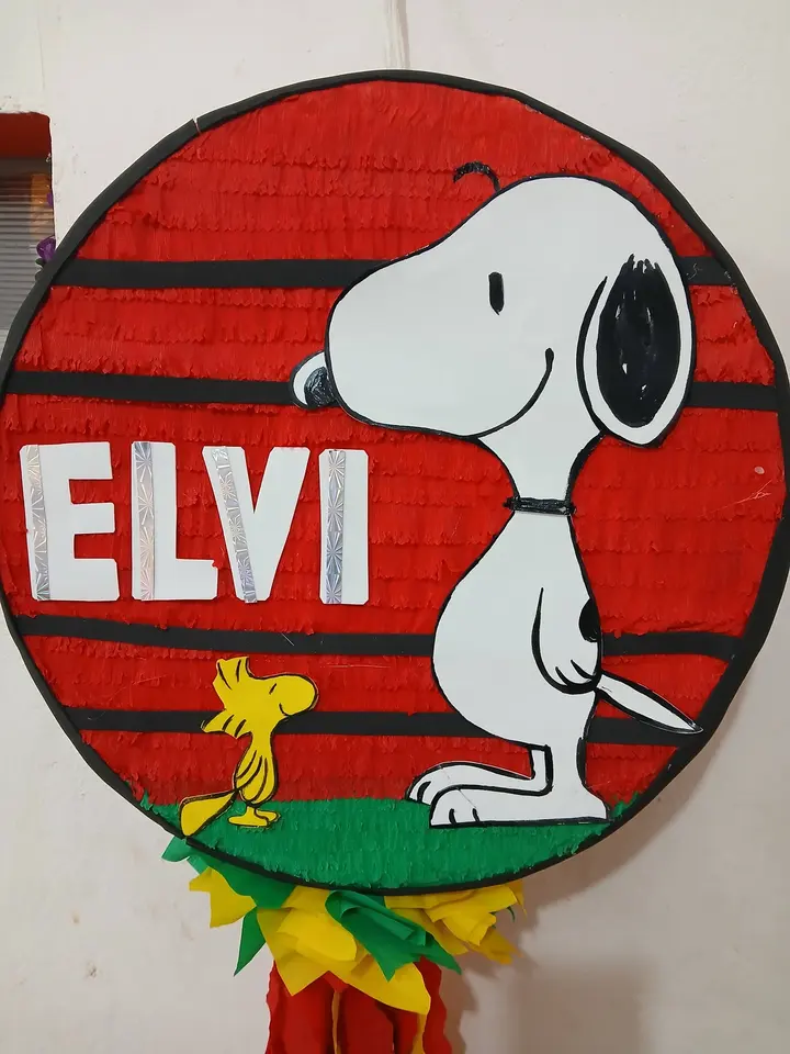 Piñata redonda de Snoopy con el nombre Elvi