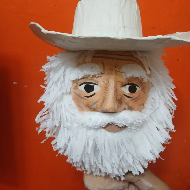 Piñata de viejito de fin de año con sombrero y barba blanca