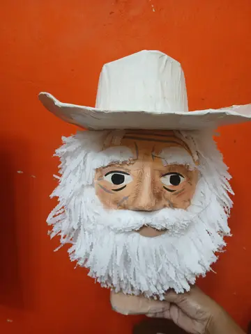 Piñata de viejito de fin de año con sombrero y barba blanca