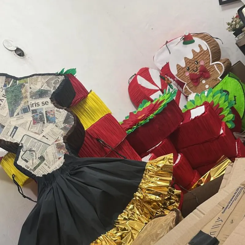 Varias piñatas en proceso dentro del taller