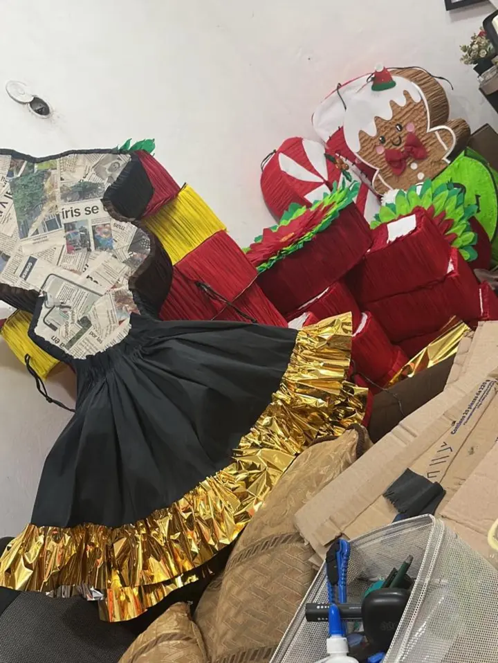 Varias piñatas en proceso dentro del taller