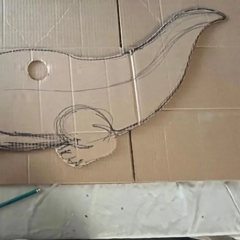 Trazo del cocodrilo dibujado a mano sobre cartón