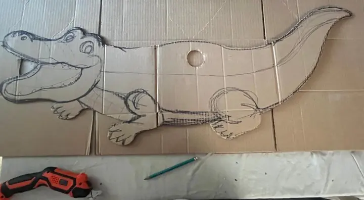 Trazo del cocodrilo dibujado a mano sobre cartón
