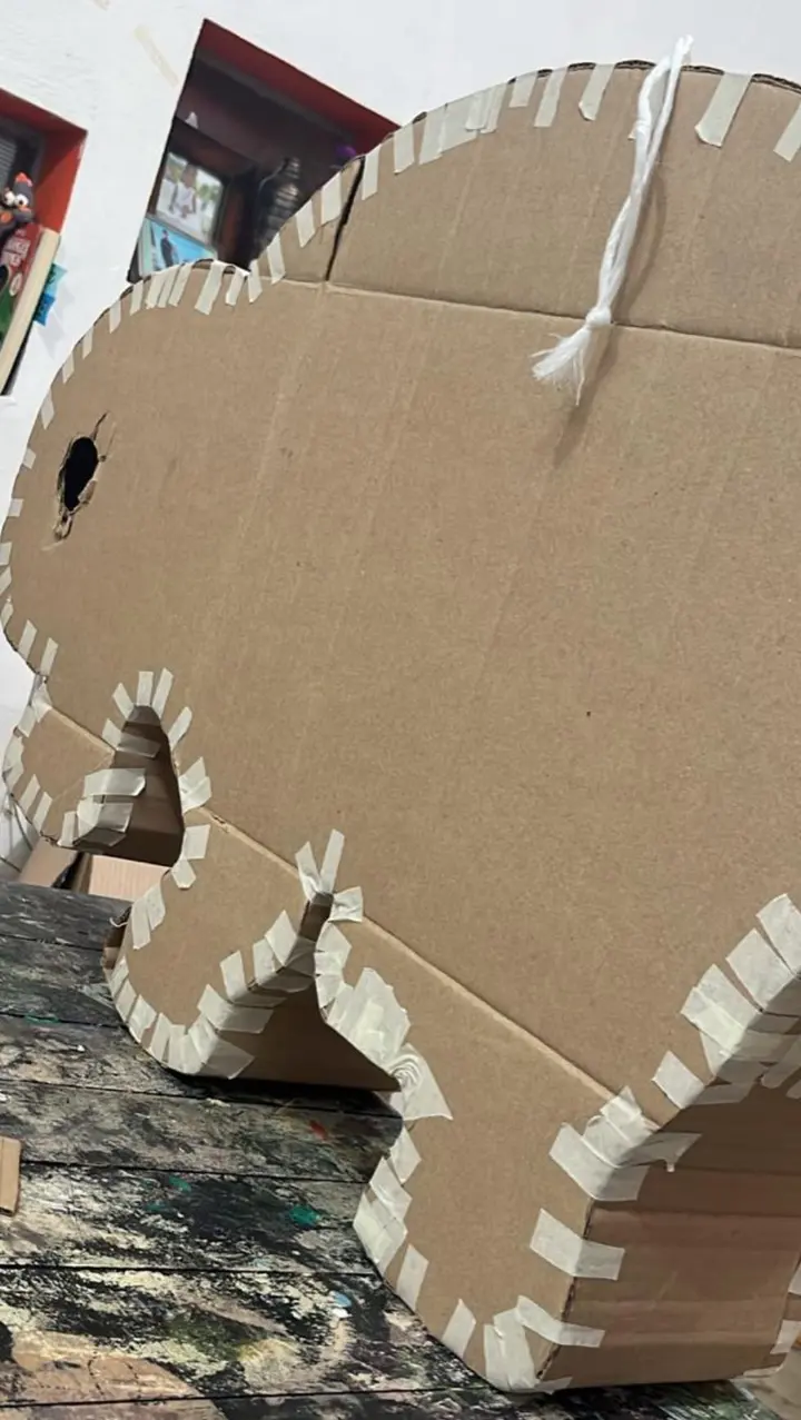 Silueta de cartón ya armada, con las pestañas dobladas