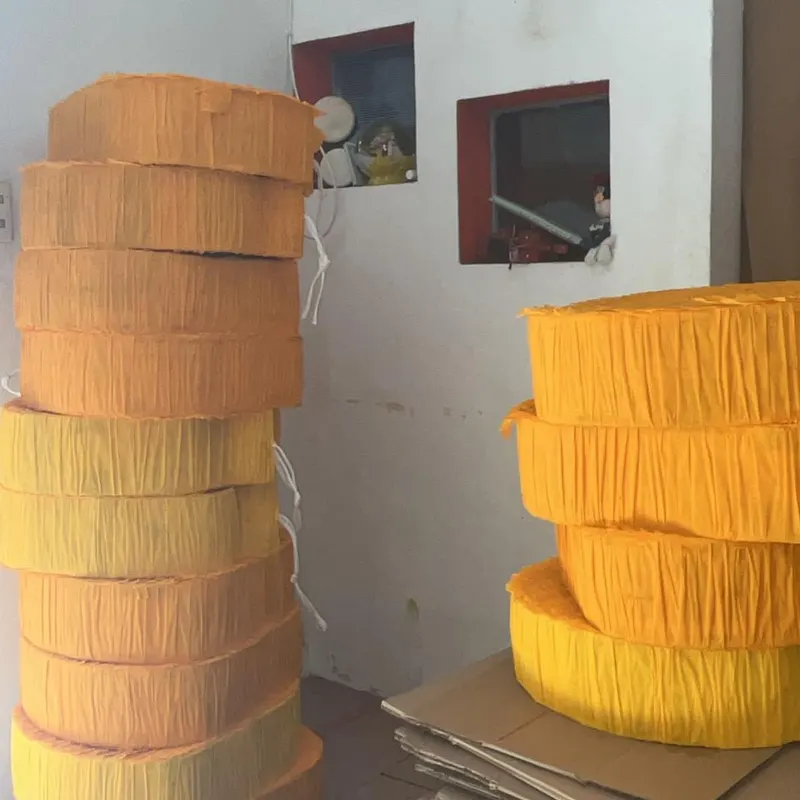 Aros de piñata forrados en papel naranja y amarillo