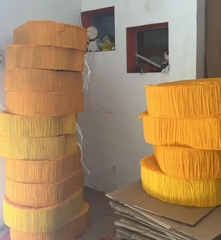 Aros de piñata forrados en papel naranja y amarillo