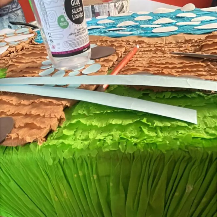 Detalle del pegado de las escamas sobre el fleco verde