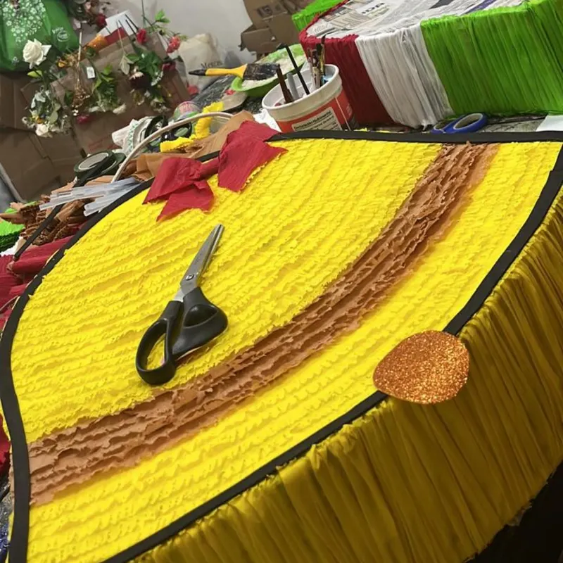 Recorte de detalles sobre una piñata amarilla