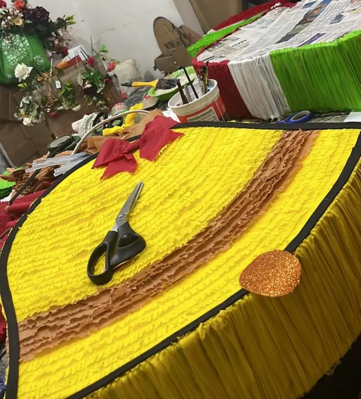 Recorte de detalles sobre una piñata amarilla